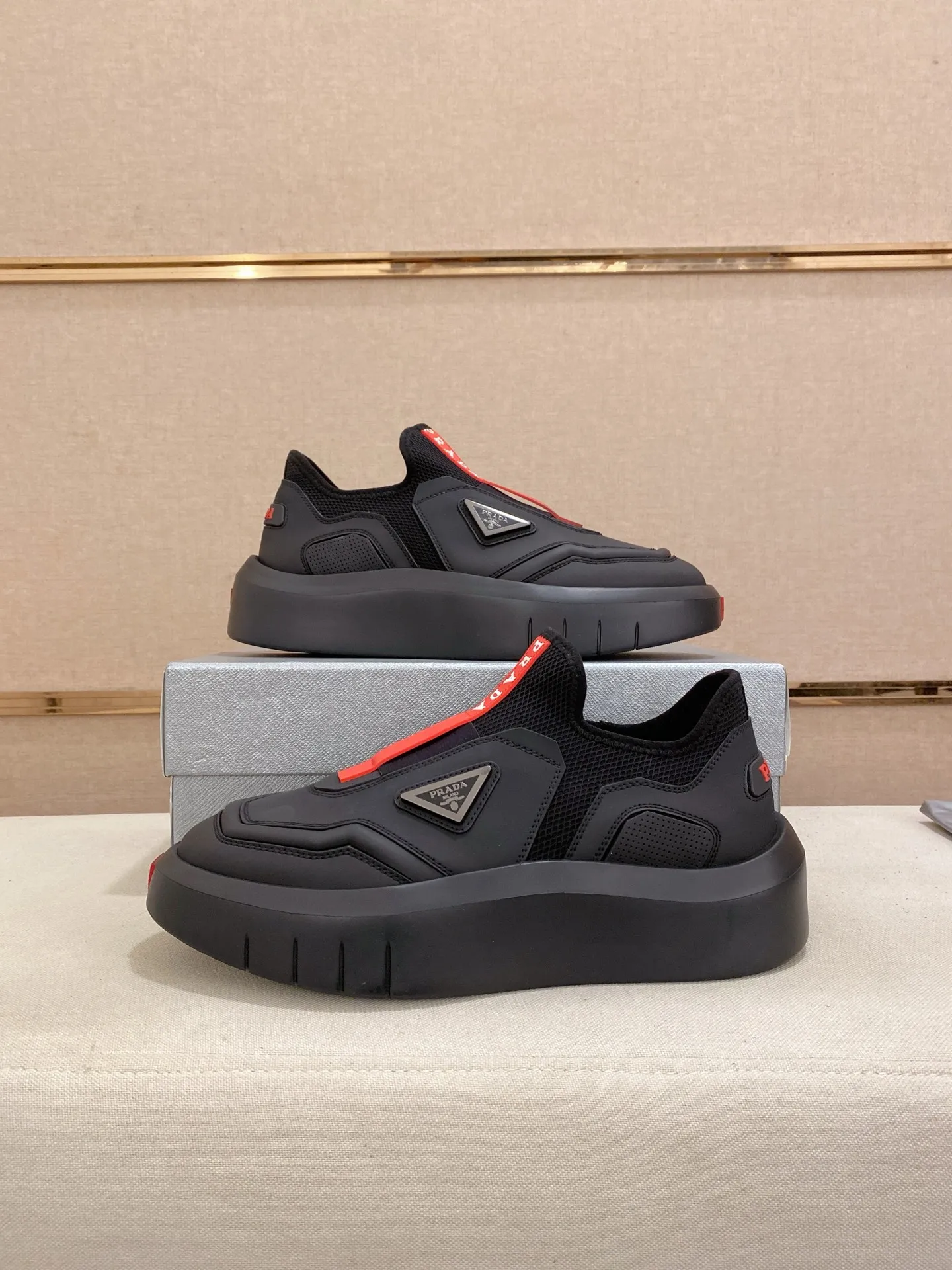 Men's shoes 💰 620💰 ✔️✔️✔️High-quality new PRADA counters are launched simultaneously, new men's shoes, 😘fabrics are selected from breathable fly-knit fabrics. Lining: Imported cowhide leather lining. 👍🏿High-end☄️Open-molded non-slip rubber outsole, exquisite lines, simple and elegant, comfortable and high-end for leisure travel. Code number: 38 to 45